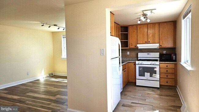 Building Photo - 2806 Ryerson Pl