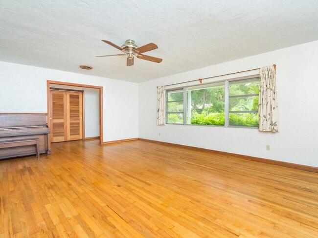 Building Photo - Freshly Painted 3/2 Pool Home with Attached 1/1 Apartment in NW Central Gainesville!