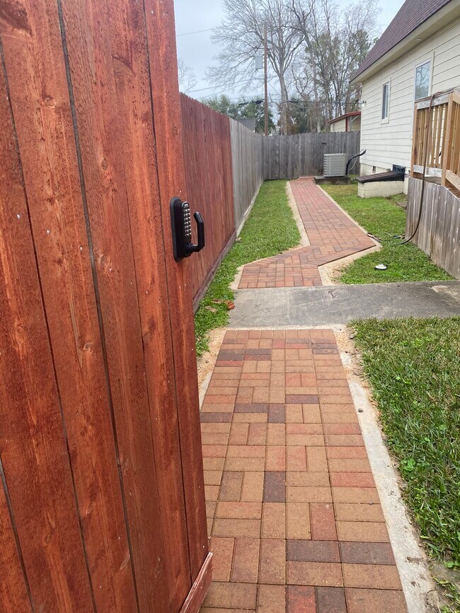 Foto del edificio - 6322 Brooklawn Dr