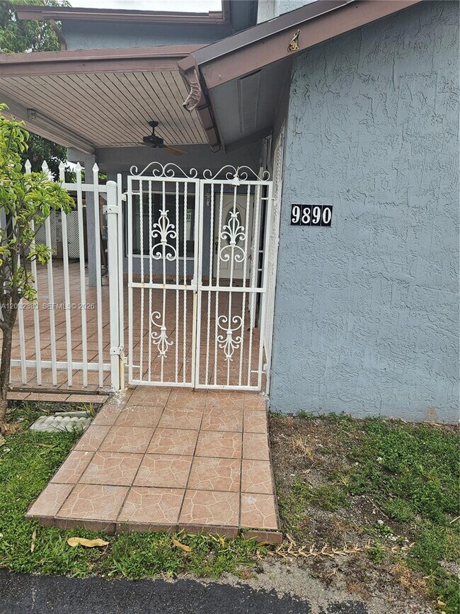 Foto del edificio - 9890 NW 80th Pl