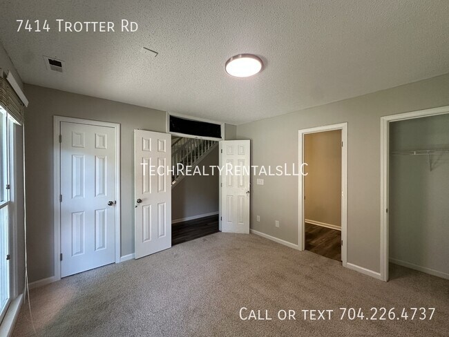 Foto del edificio - 7414 Trotter Rd