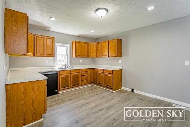 Foto del edificio - 1700 N Manring Ave