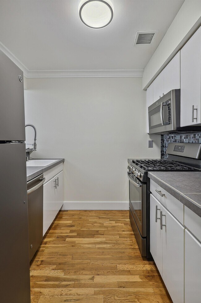 Building Photo - 205 10th St
