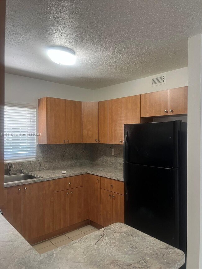 Building Photo - 1650 W 44th Pl