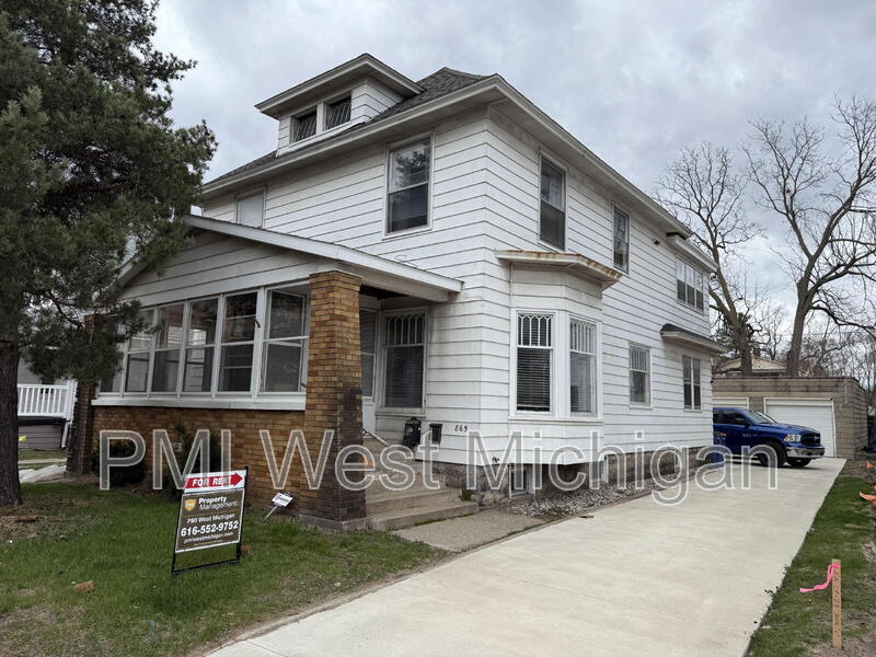 Primary Photo - 865 Leonard St NW