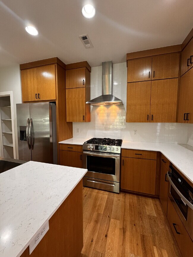 Foto del edificio - 2375 E Amherst Aly