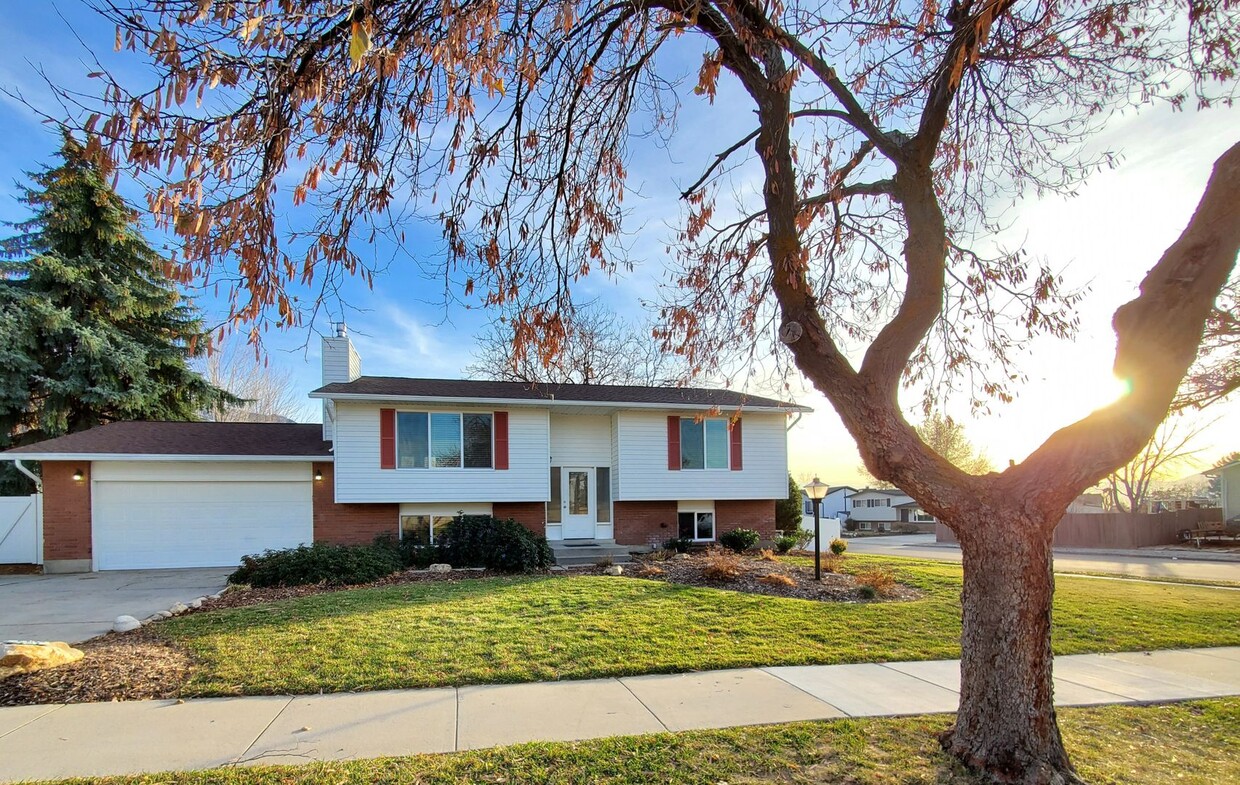 East Sandy single family home! Luxury you CAN afford! - East Sandy single family home! Luxury you CAN afford!
