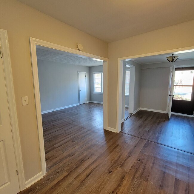 Foto del edificio - Roomy Cute Brick Ranch