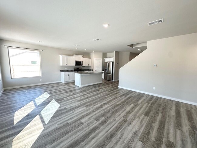 Building Photo - 3 Bedroom 2.5 Bathroom Ready to Rent ASAP!