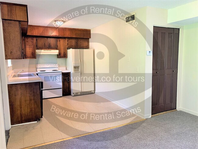 Foto del edificio - 7611 Holiday Hills Dr