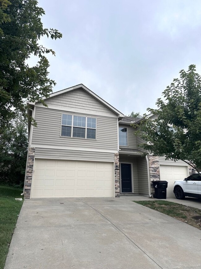 Building Photo - 1415 NE Mary Ct