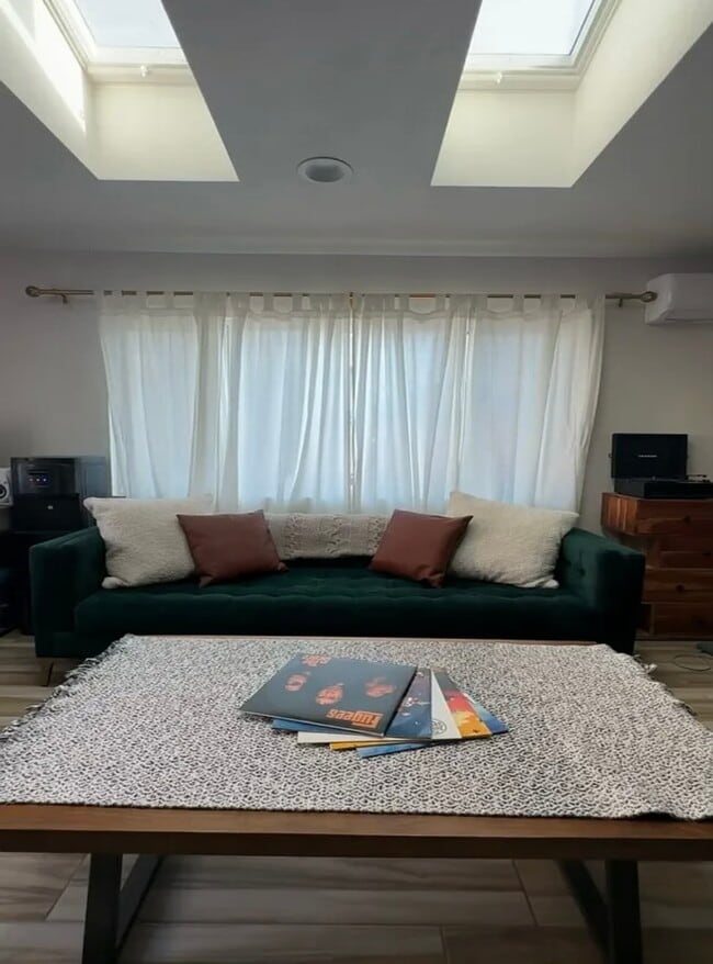 Foto del edificio - 2674 E Washington St