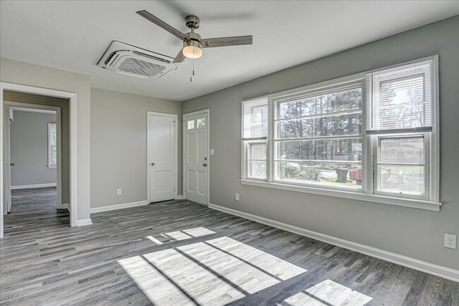 Building Photo - 2541 Rhodes Dr