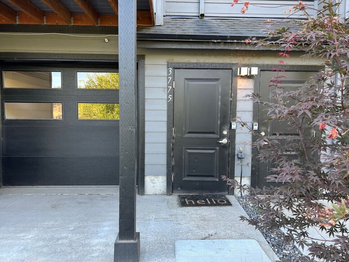 Foto del edificio - Brand New Luxury Construction with a River View!