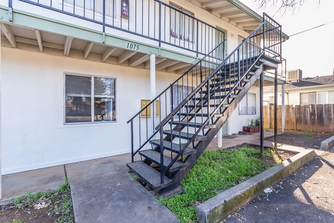 Building Photo - 1075 Le Brun Ln