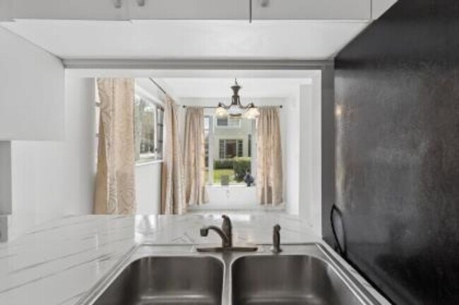 Building Photo - 8027 Lagos De Campo Blvd