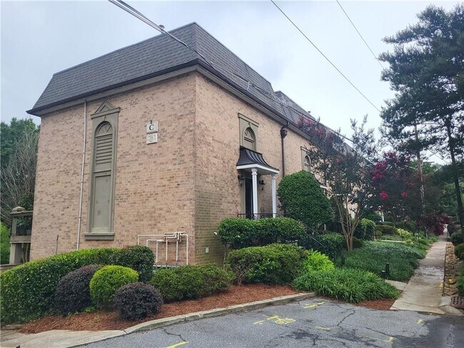 Building Photo - 6980 Roswell Rd
