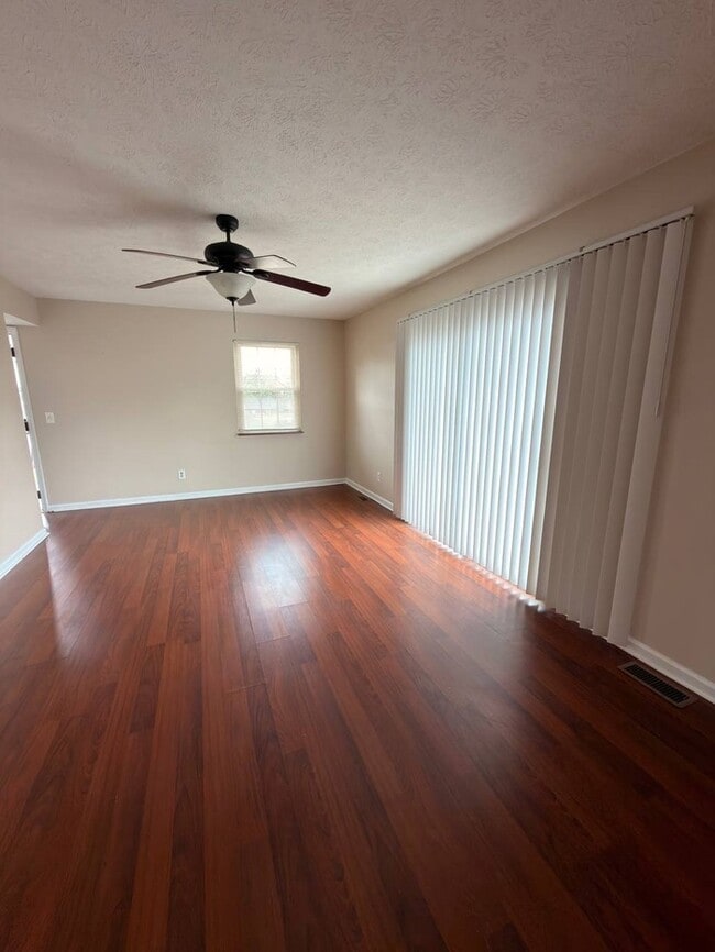 Building Photo - 3 bedroom 2.5 bath