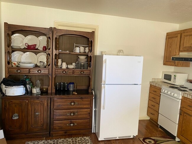 Building Photo - Cozy 2 Bedroom Lower Apartment - Utilities...