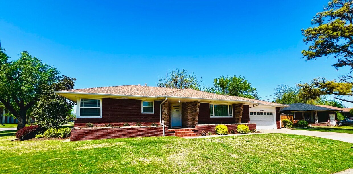 Foto principal - Beautifully, Corner-Lot 3BD 2BA Home in Be...