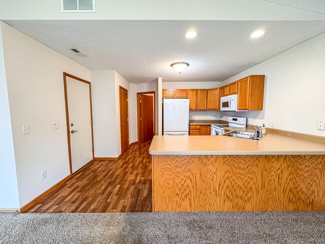 Building Photo - 2 Bedroom Town Home