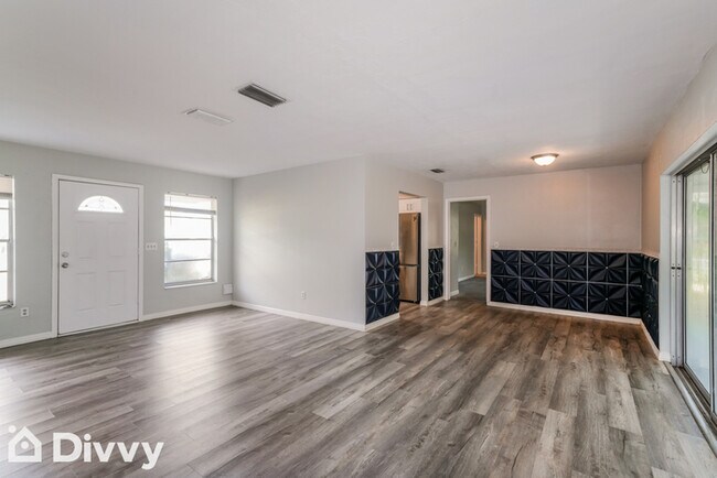Building Photo - 6939 Pinehurst Dr
