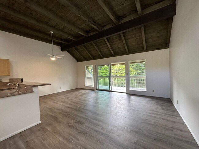 Foto del edificio - Upgraded 3 bedroom/2 bath townhome at Yach...