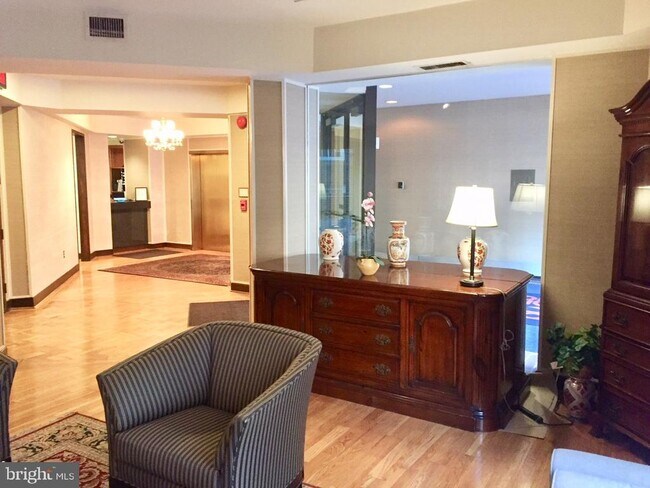 Foto del edificio - 1077 30th St NW
