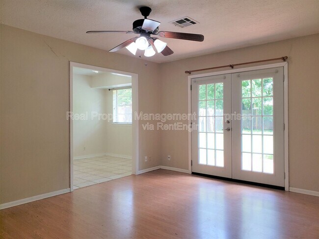 Foto del edificio - 1325 E Brooks St