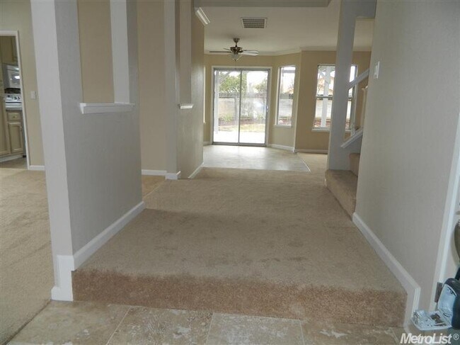 Foto del edificio - Huge 3 Bedroom 2.5 Bath Corner Lot Home fo...
