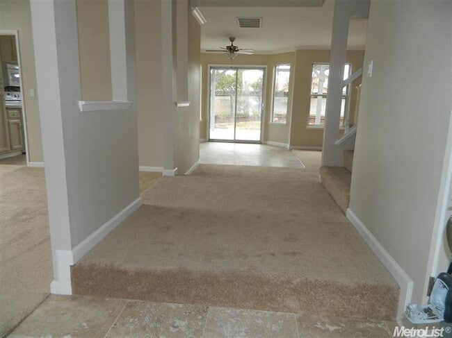 Foto del edificio - REDUCED!! Huge 3 Bedroom 2.5 Bath Corner L...