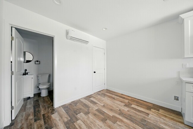 Building Photo - 523 1/2 JADU Studio