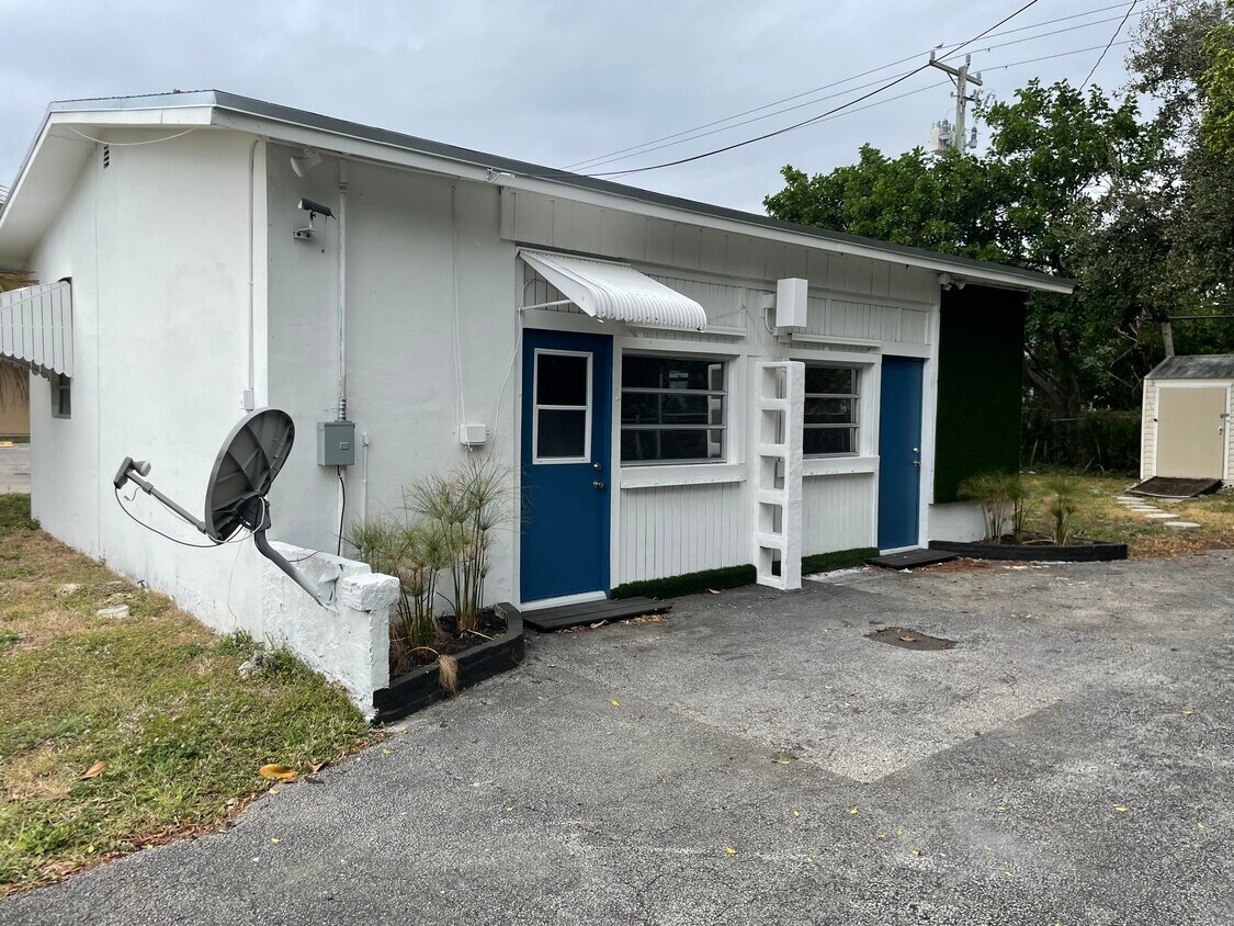 Front - 2463 Lincoln St