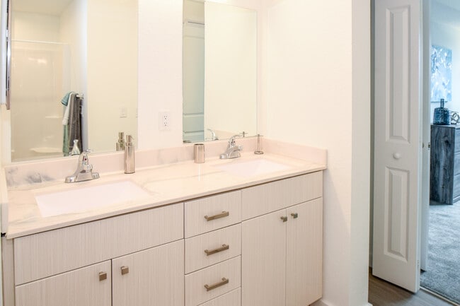 Building Photo - The Solera at Kendall West