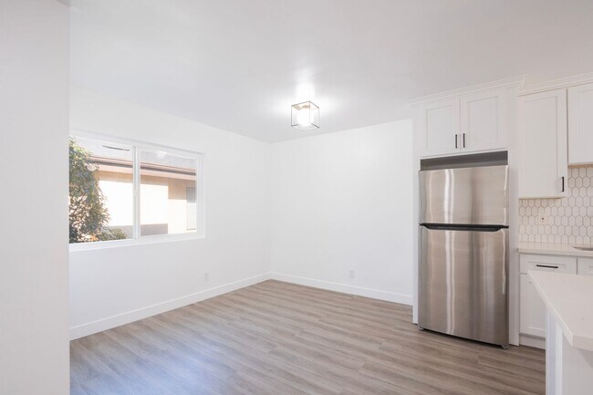 Building Photo - Newly Remodeled Top Floor 1 Bed / 1 Bath Apartment in Prime West Hollywood