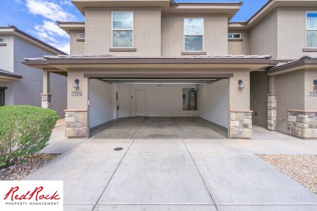 Foto del edificio - End Unit Fossil Hills Townhome with 3 Beds and 2.5 Baths