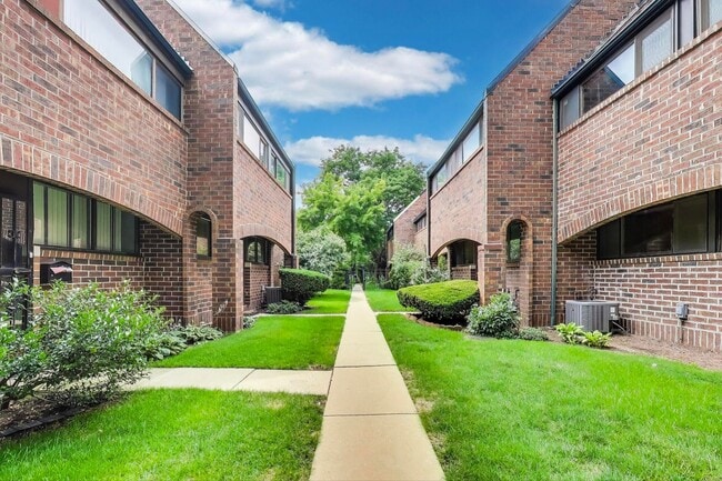 Building Photo - 821 S Racine Ave