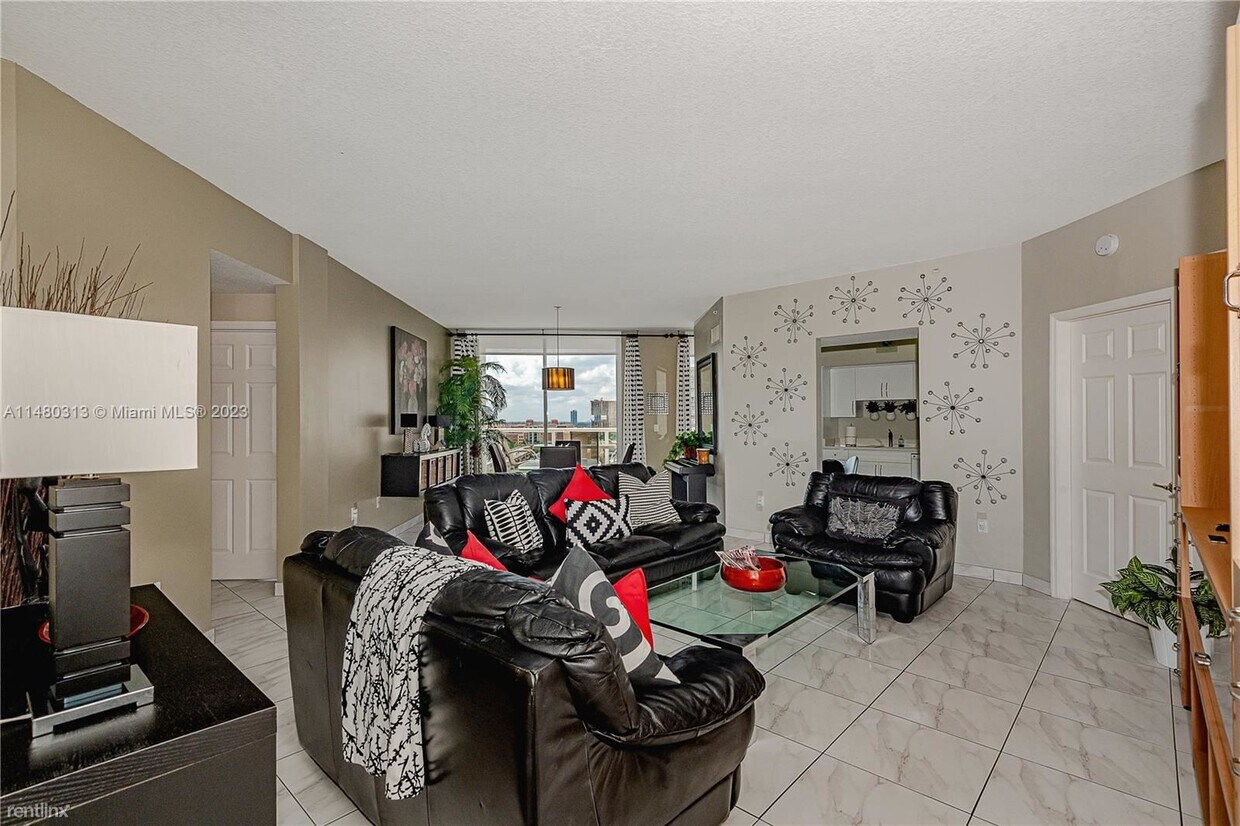 Primary Photo - 2 br, 2 bath Condo - 17275 Collins Ave # PH1