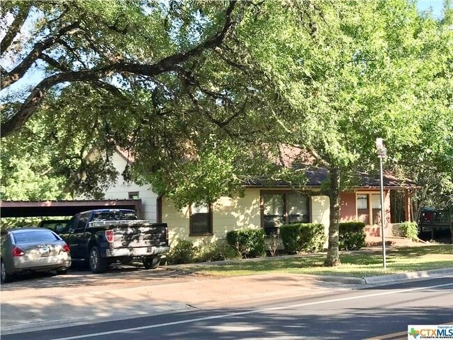 Foto del edificio - Charming 3 Bedroom Home - Large Backyard - Carport