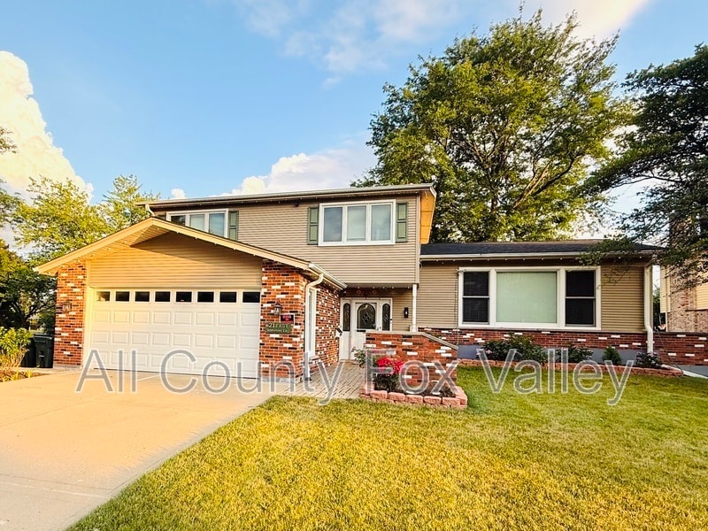 Primary Photo - 21 E Appletree Ln