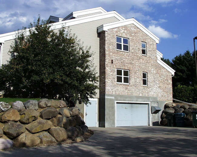 Building Photo - Great Arboretum location - lofted units - ...