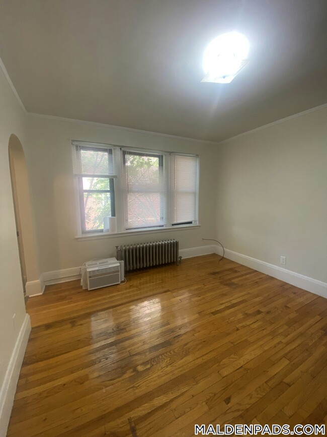 Building Photo - 349 Pleasant St