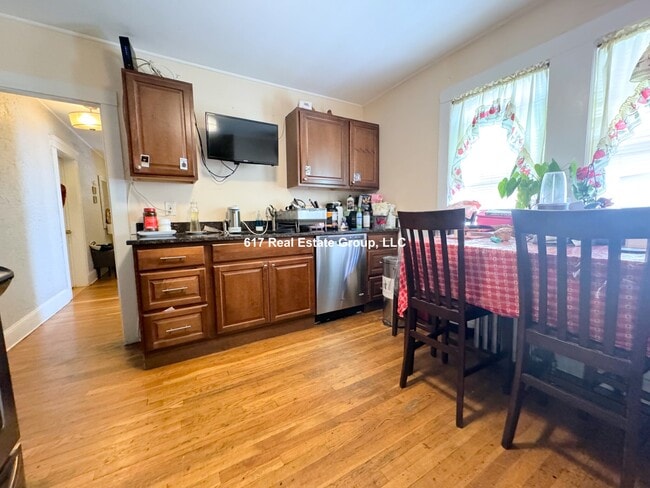 Building Photo - 62 Litchfield St