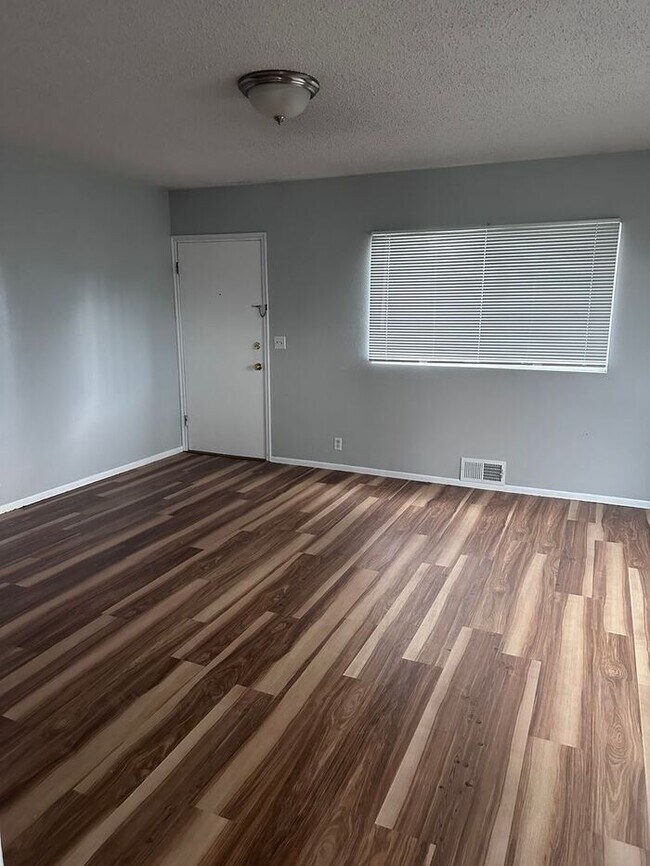 Building Photo - Available Now! 1/2 month free rent!