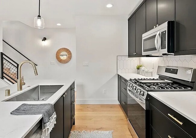 Building Photo - 527 NE 89th St