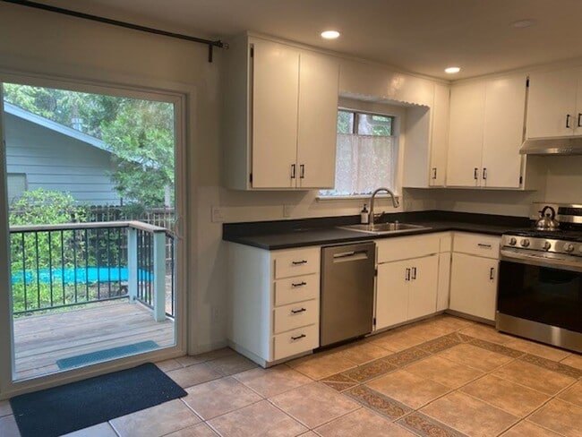 Building Photo - Updated Ranch style home Nevada City