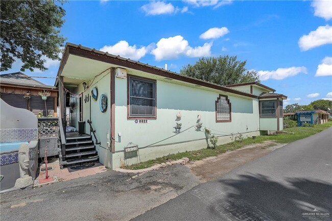 Building Photo - 8822 Lago Vista Dr