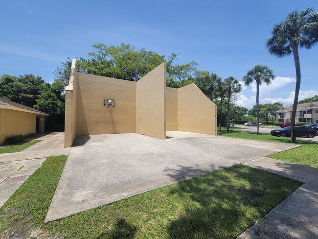 Foto del edificio - 671 Cypress Lake Blvd