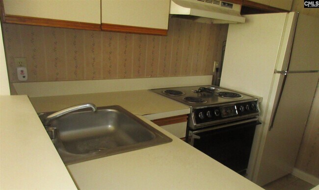 Building Photo - 1600 Park Cir