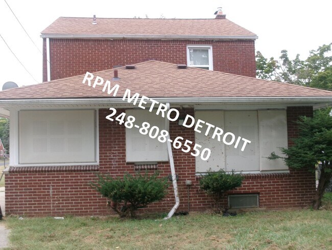 Building Photo - MOVE IN READY 3 BEDROOM COLONIAL HOME IN D...